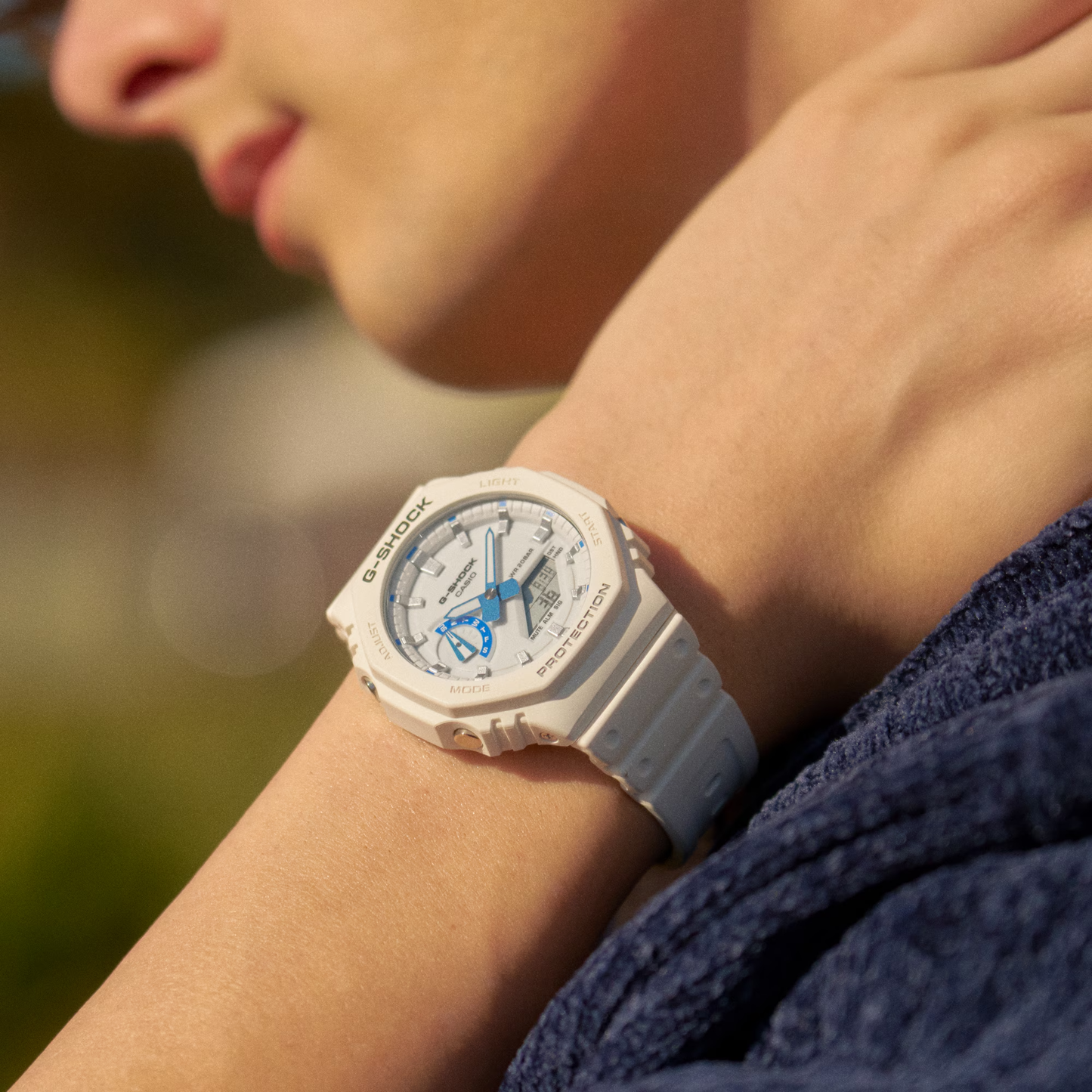 Casio G-SHOCK 2100 Series GA2100HDS-7A – white and blue ‘CasiOak’ design with phosphorescent dial, Carbon Core Guard structure, 200m water resistance, and summer-sea inspiration.