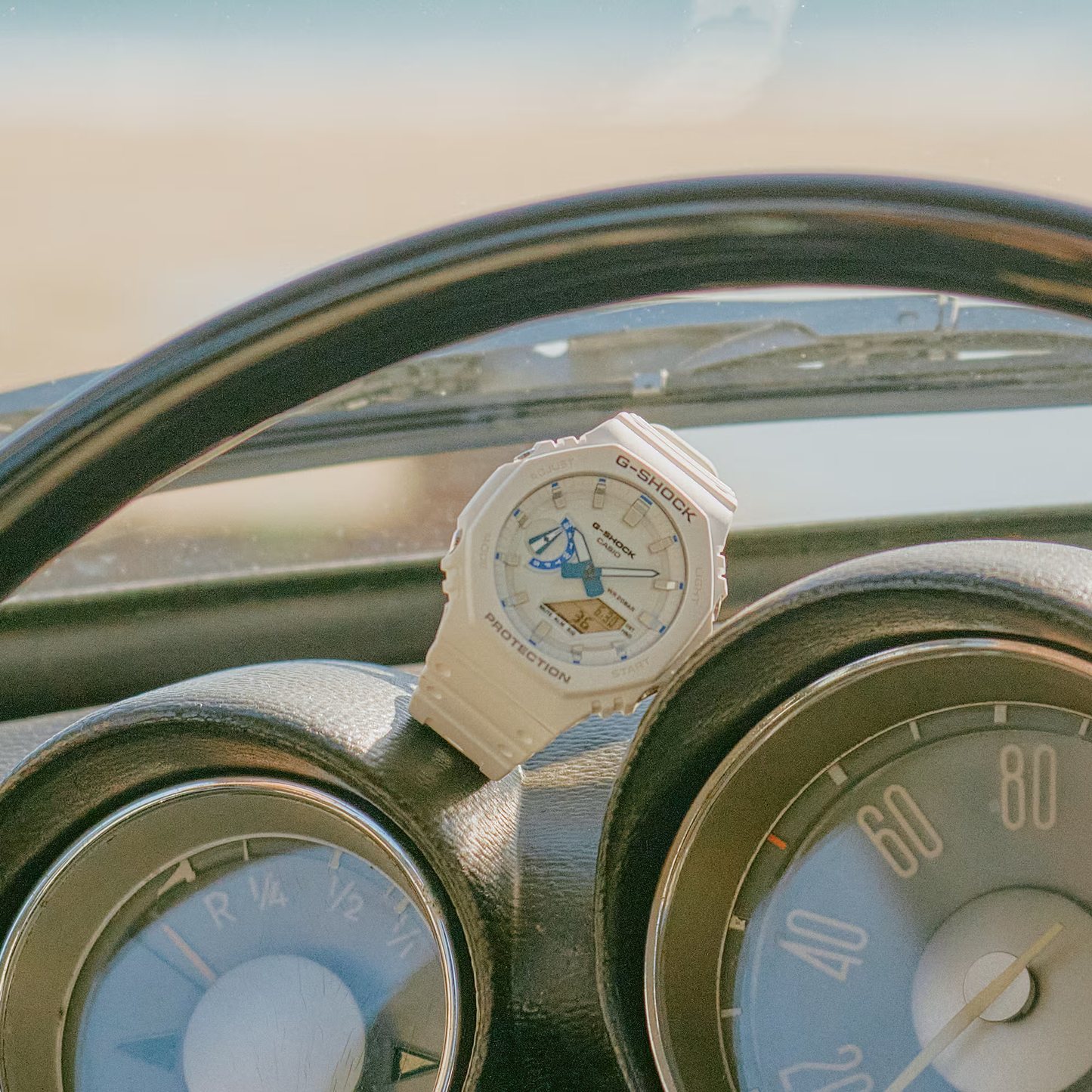 Casio G-SHOCK 2100 Series GA2100HDS-7A – white and blue ‘CasiOak’ design with phosphorescent dial, Carbon Core Guard structure, 200m water resistance, and summer-sea inspiration.