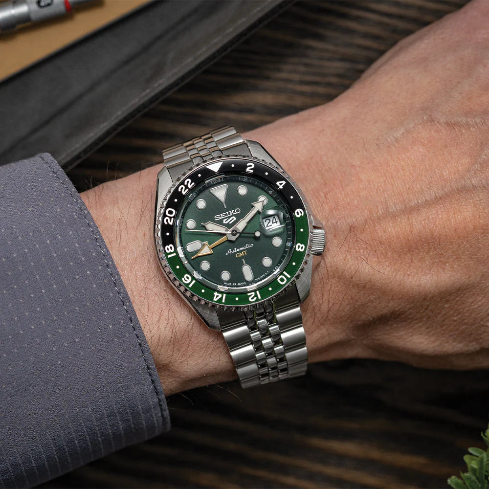 SEIKO SSK035 GMT Automatic Watch – Green Dial with Bi-Color Black and Green Bezel, 42.5mm, Stainless Steel Bracelet, 100M Water Resistant