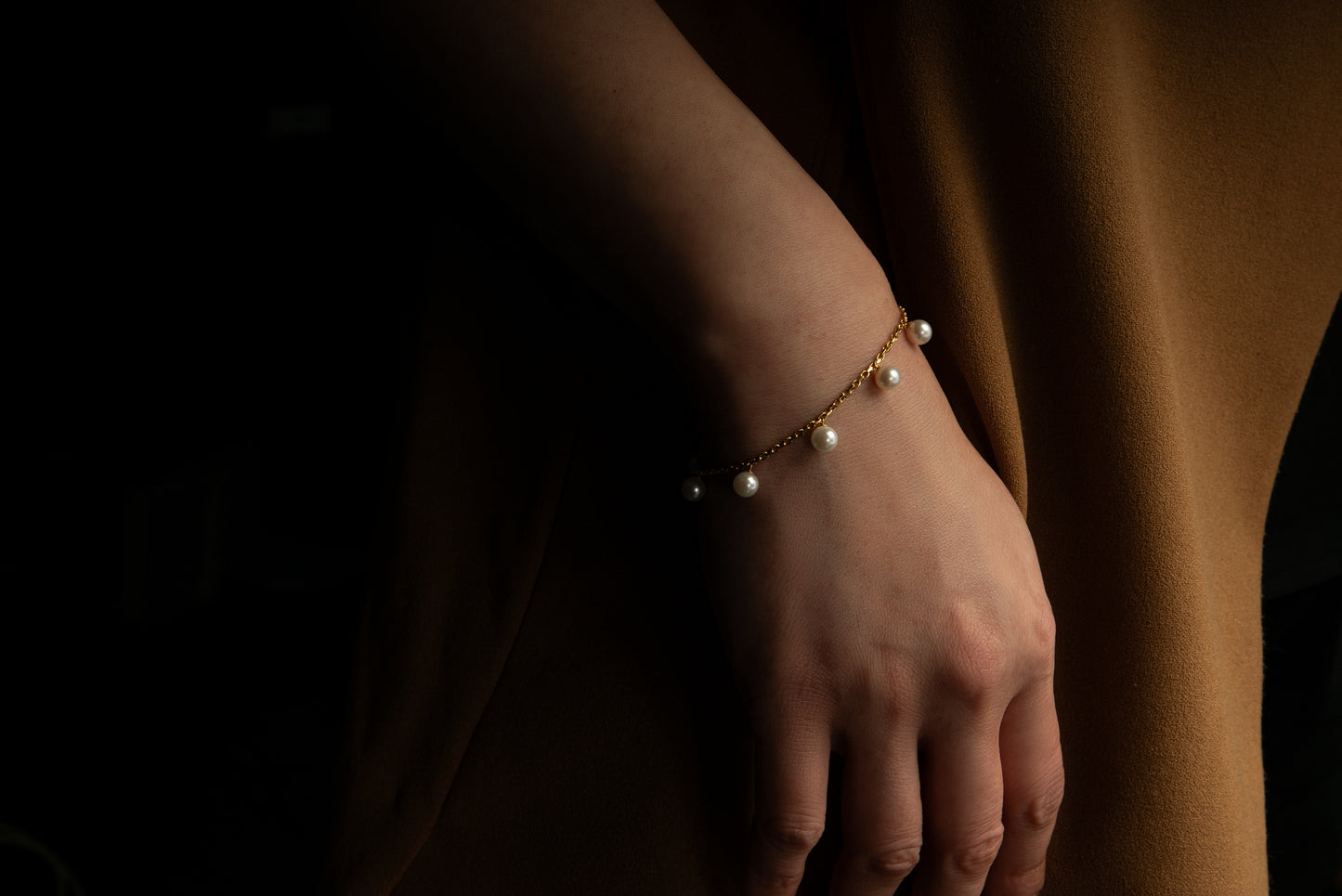 18K Yellow Gold Japanese Akoya Pearl Charm Bracelet – Adjustable Length with Certified Authenticity