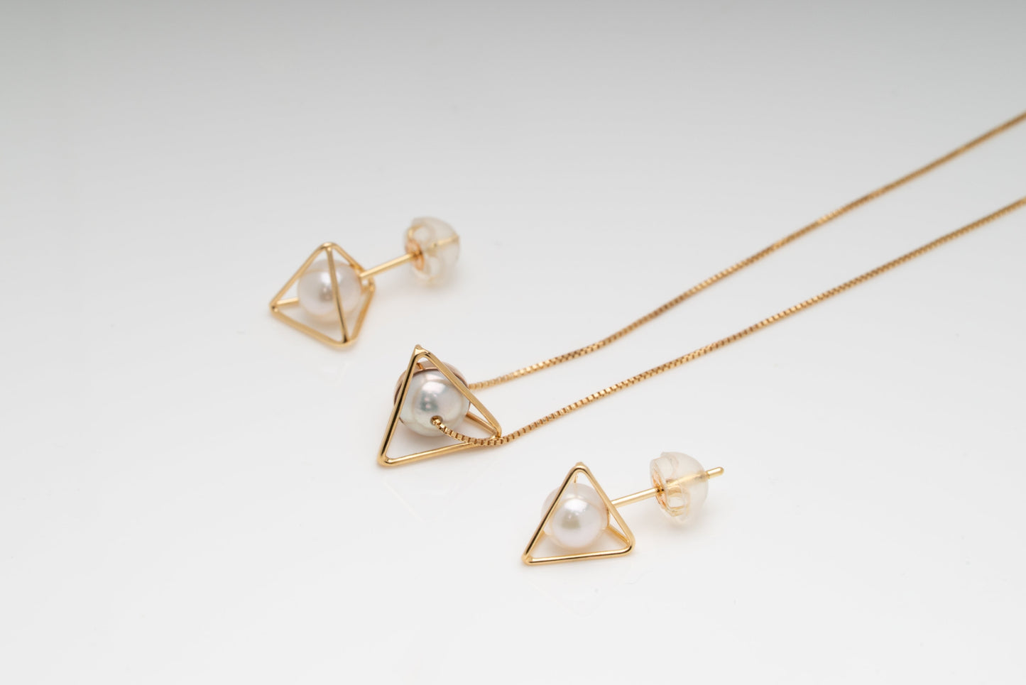 Ku (空) Necklace - 18K Yellow Gold, 5mm White Rose Akoya Pearl, Triangular Pyramid Design, Handcrafted in Japan