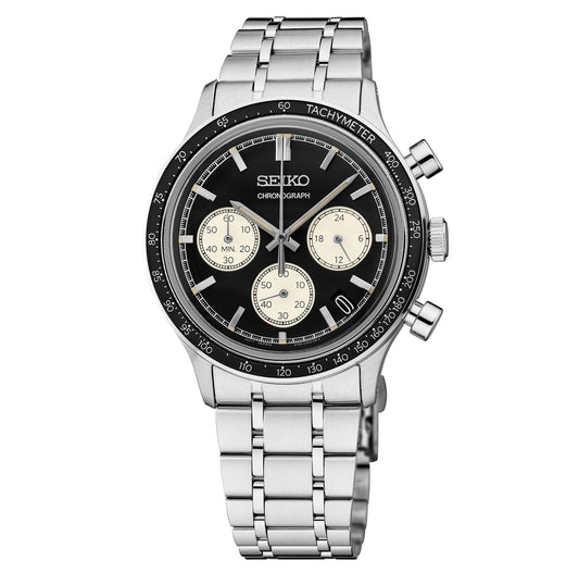 Seiko SSB479 Essentials – black dial quartz chronograph with off-white subdials, vintage-style box Hardlex crystal, black tachymeter bezel, stainless steel bracelet, and 50m water resistance.