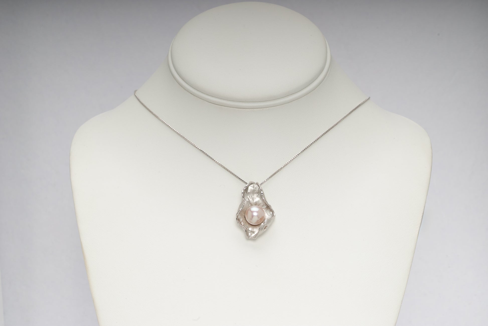 Fine quality 9-10mm natural pink freshwater pearl necklace with sterling silver handcrafted setting from Kofu Japan, button-shaped high-luster pearl, Italian-made 16-inch sterling silver box chain, exclusive design by Miseki Jewelry