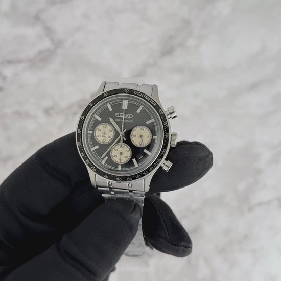 Seiko SSB479 Essentials – black dial quartz chronograph with off-white subdials, vintage-style box Hardlex crystal, black tachymeter bezel, stainless steel bracelet, and 50m water resistance