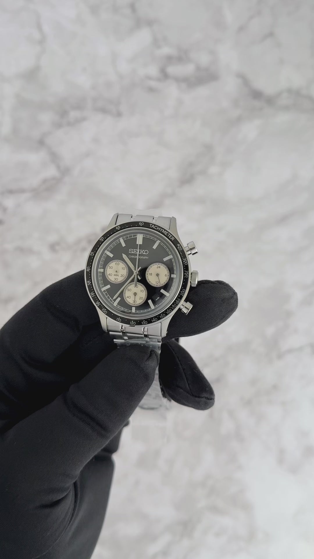 Seiko SSB479 Essentials – black dial quartz chronograph with off-white subdials, vintage-style box Hardlex crystal, black tachymeter bezel, stainless steel bracelet, and 50m water resistance